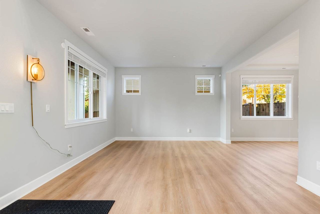 11722 Northeast 112th Street - Photo 3 of 28