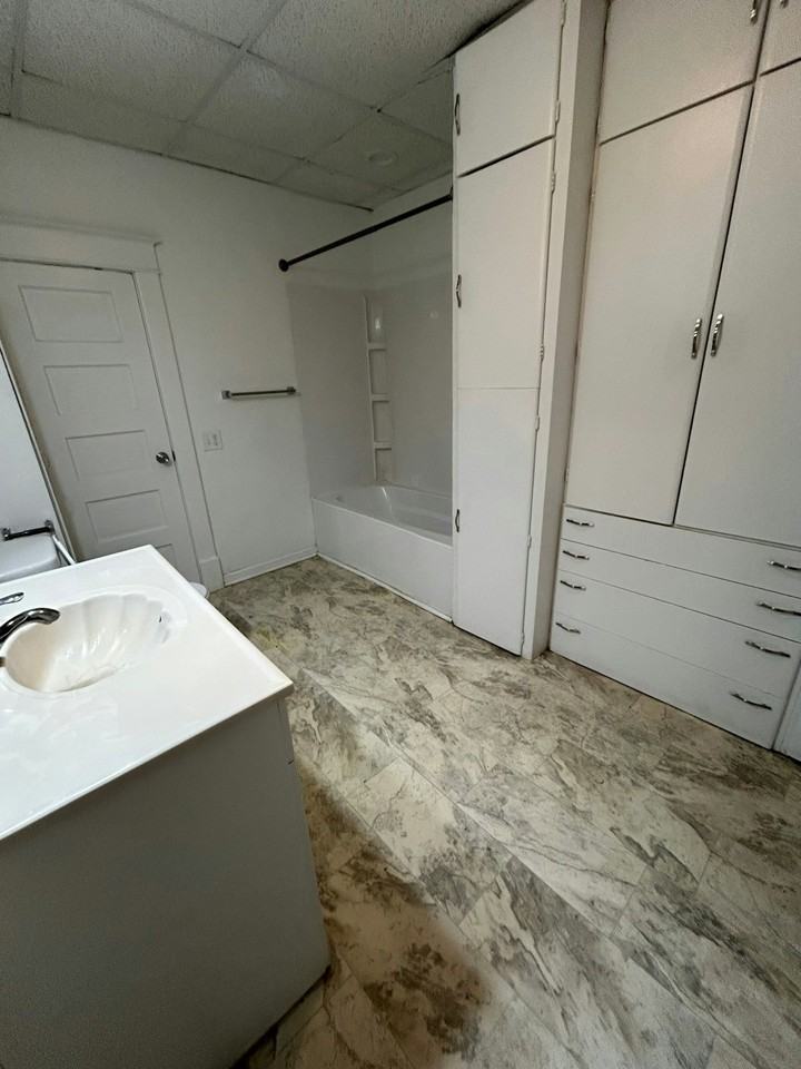 3715 Center Street - Photo 5 of 11