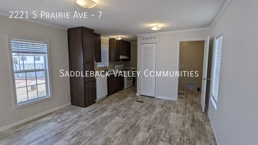 2221 S Prairie Ave #7 - Photo 2 of 10