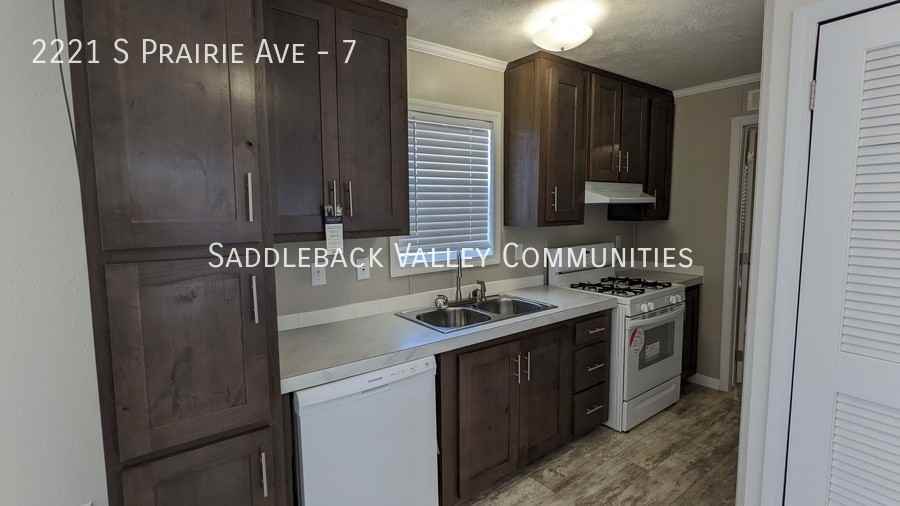 2221 S Prairie Ave #7 - Photo 3 of 10