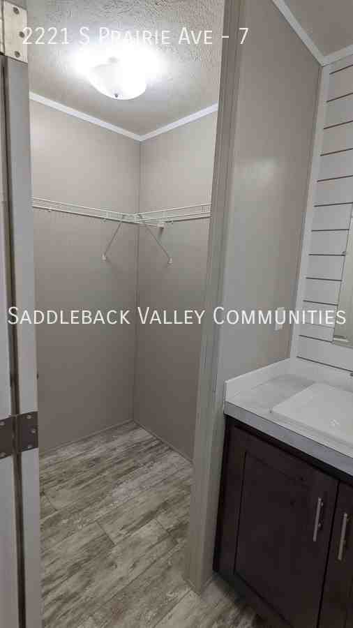 2221 S Prairie Ave #7 - Photo 6 of 10