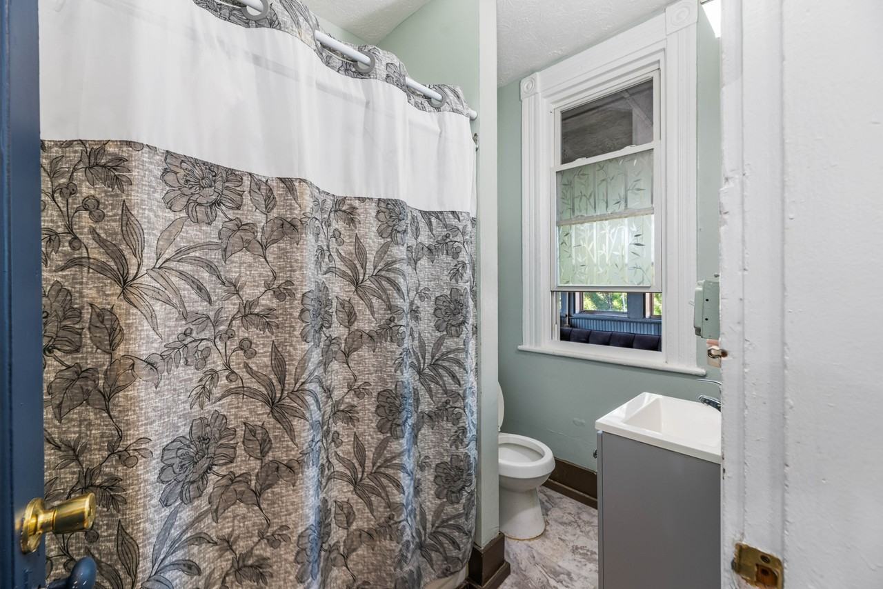 1803 Taylor St - Liberty Manor - Photo 2 of 28