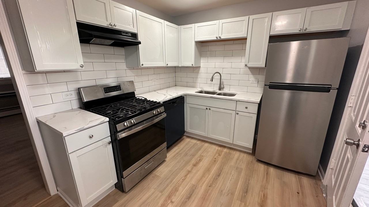 605 Park Plaza - Photo 2 of 7