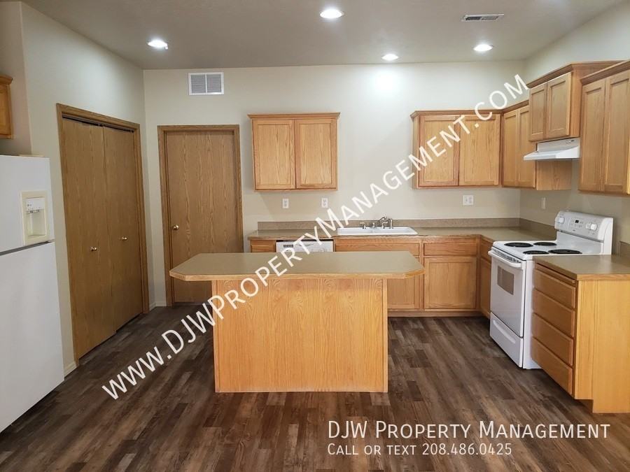 8460 W Salt Creek Ct - Photo 3 of 9