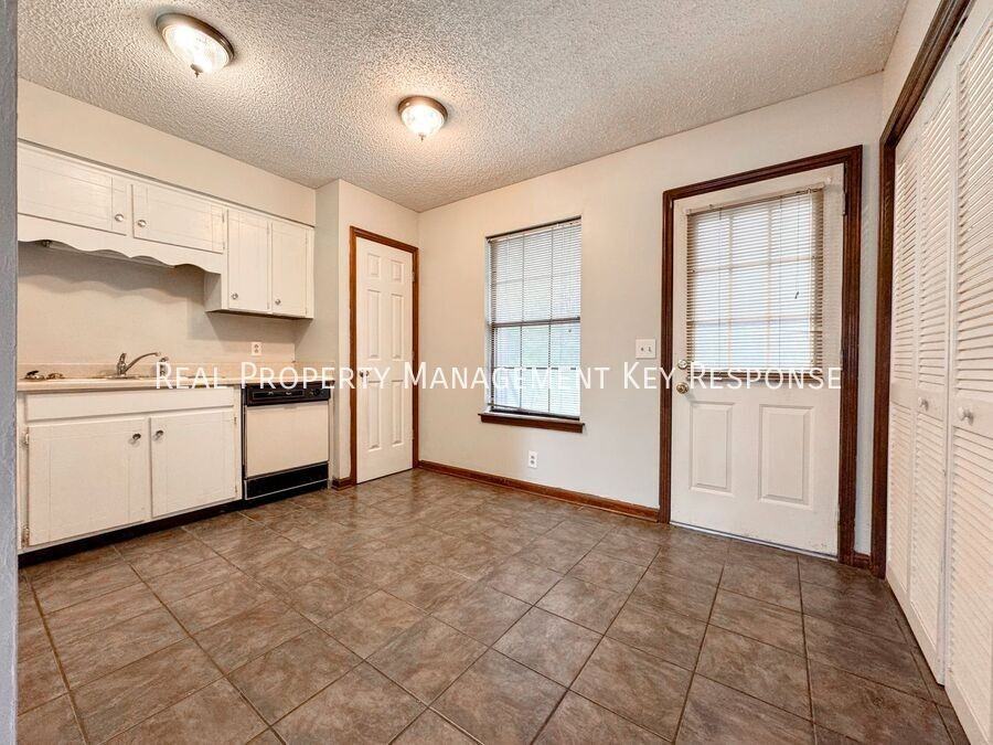 583 Thomas Jefferson Circle - Photo 4 of 12