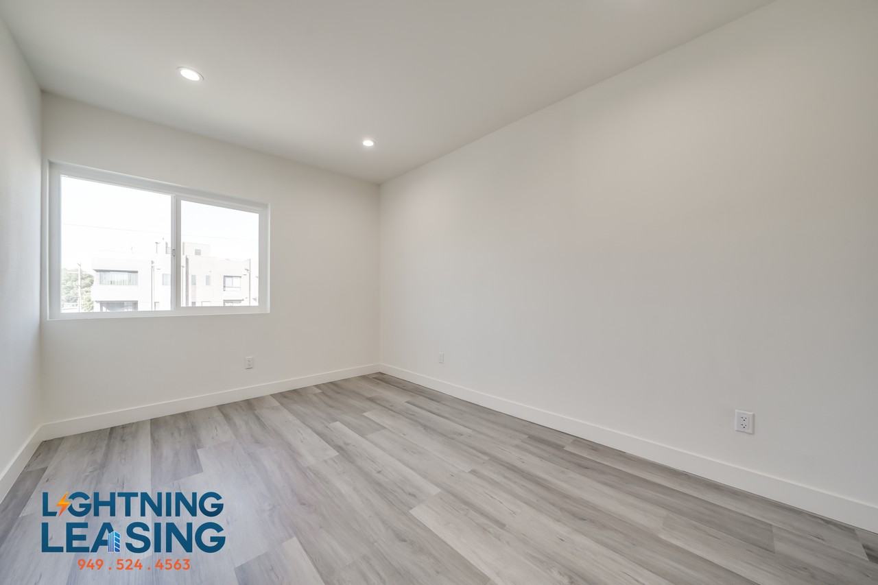 13160 Victory Blvd #A - Photo 7 of 33