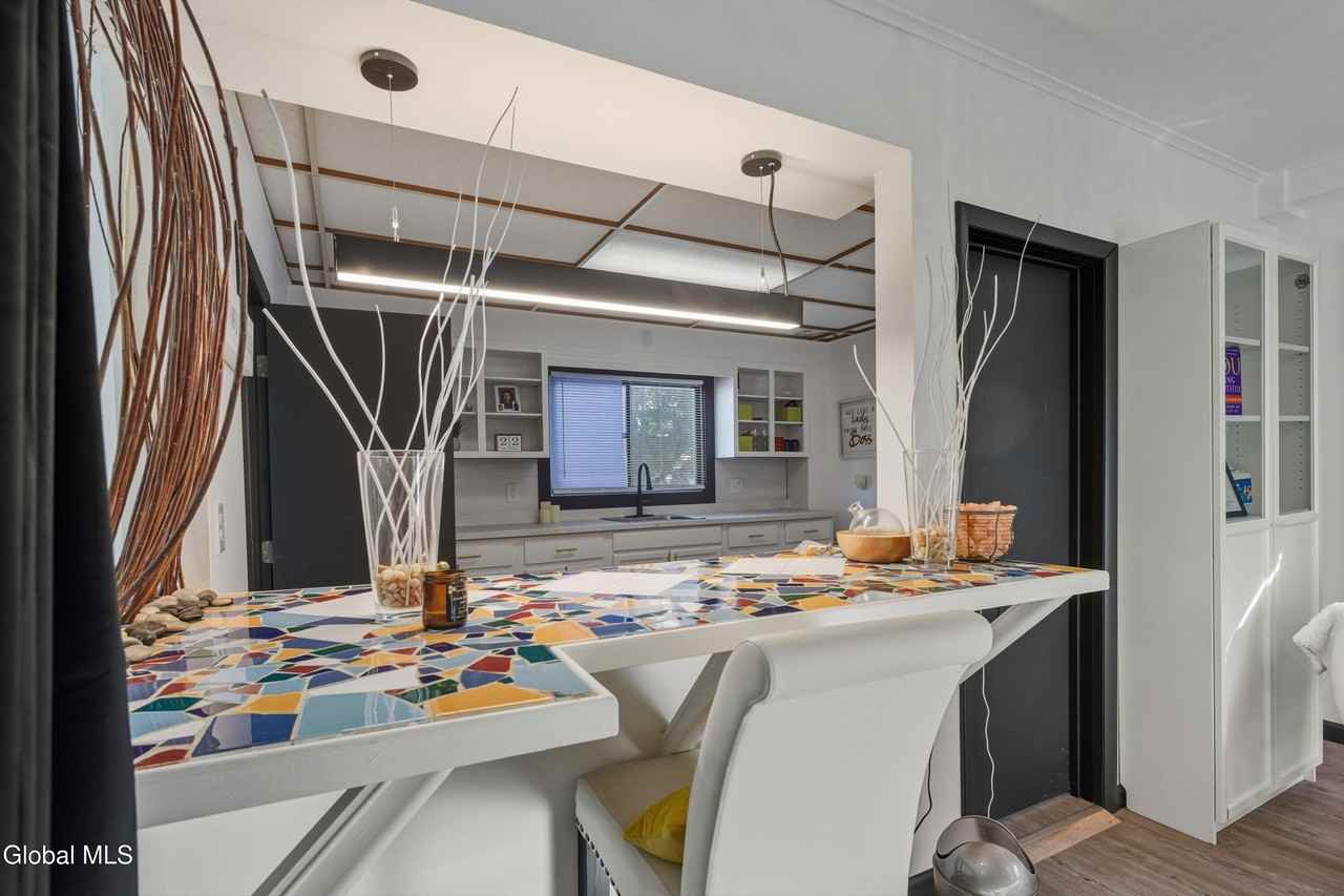 460 Maple Ave - Photo 4 of 16