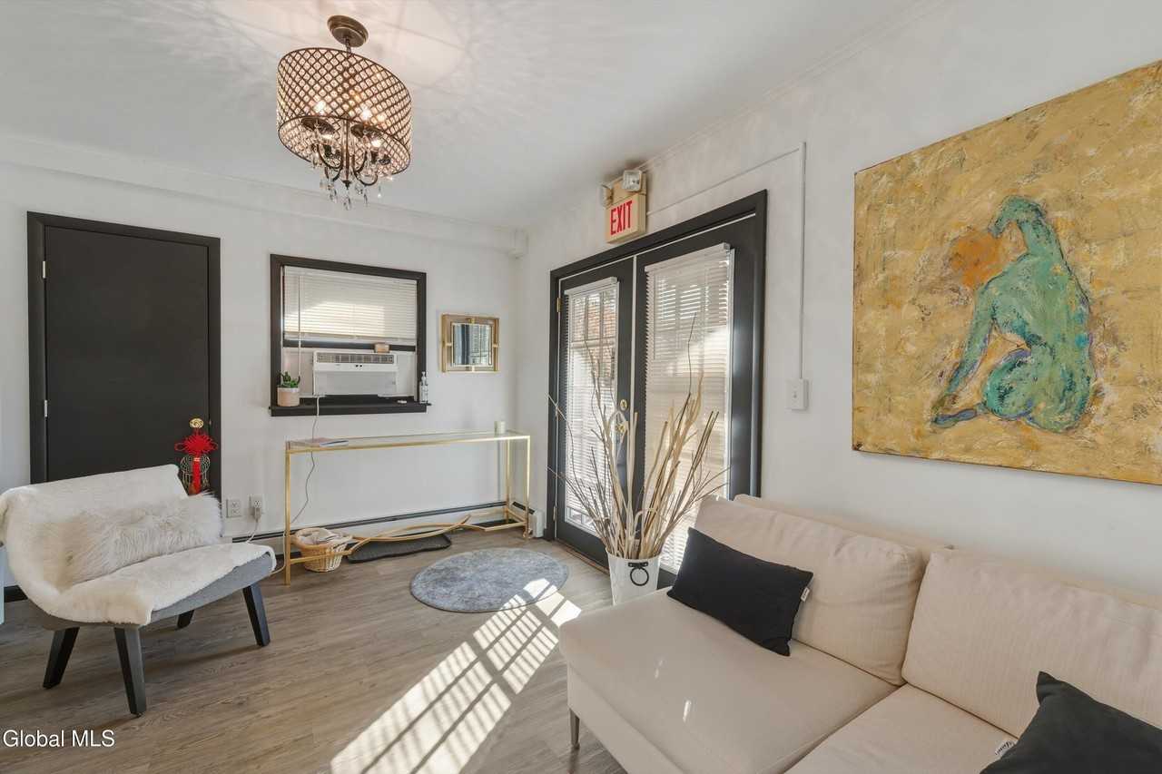 460 Maple Ave - Photo 5 of 16