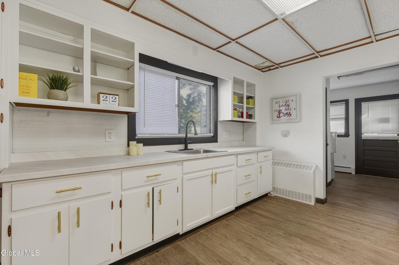 460 Maple Ave - Photo 6 of 16