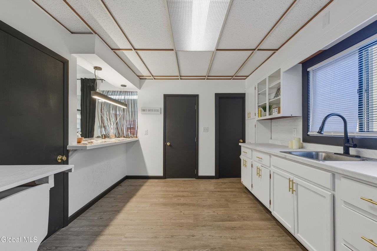 460 Maple Ave - Photo 7 of 16