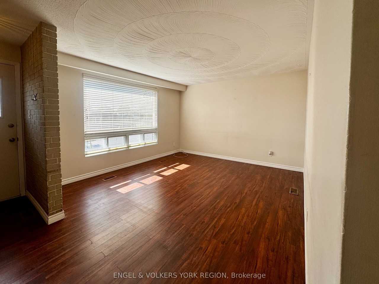 135 Luxury Ave - Photo 3 of 13