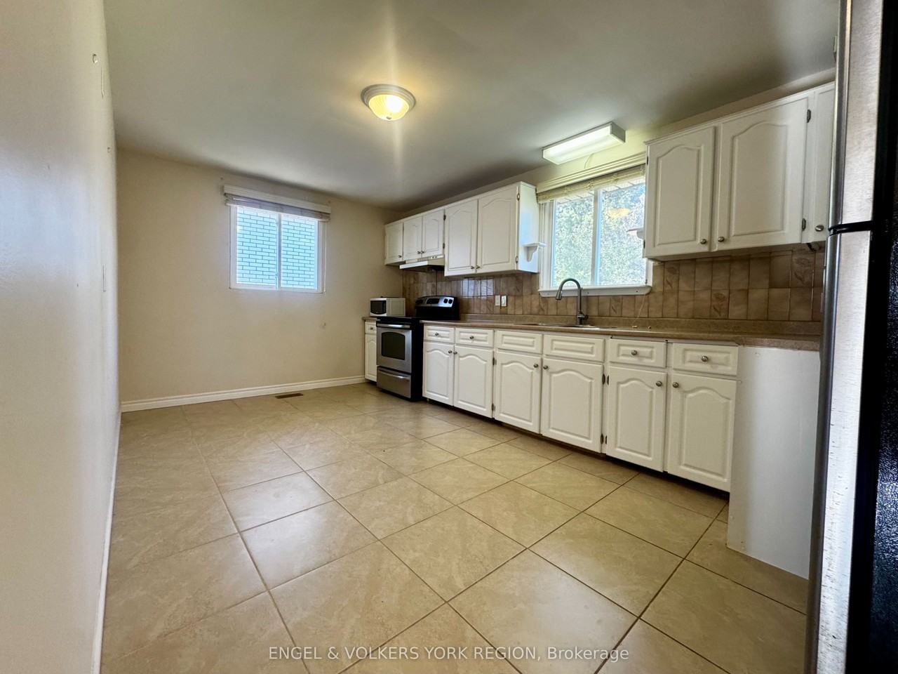 135 Luxury Ave - Photo 5 of 13