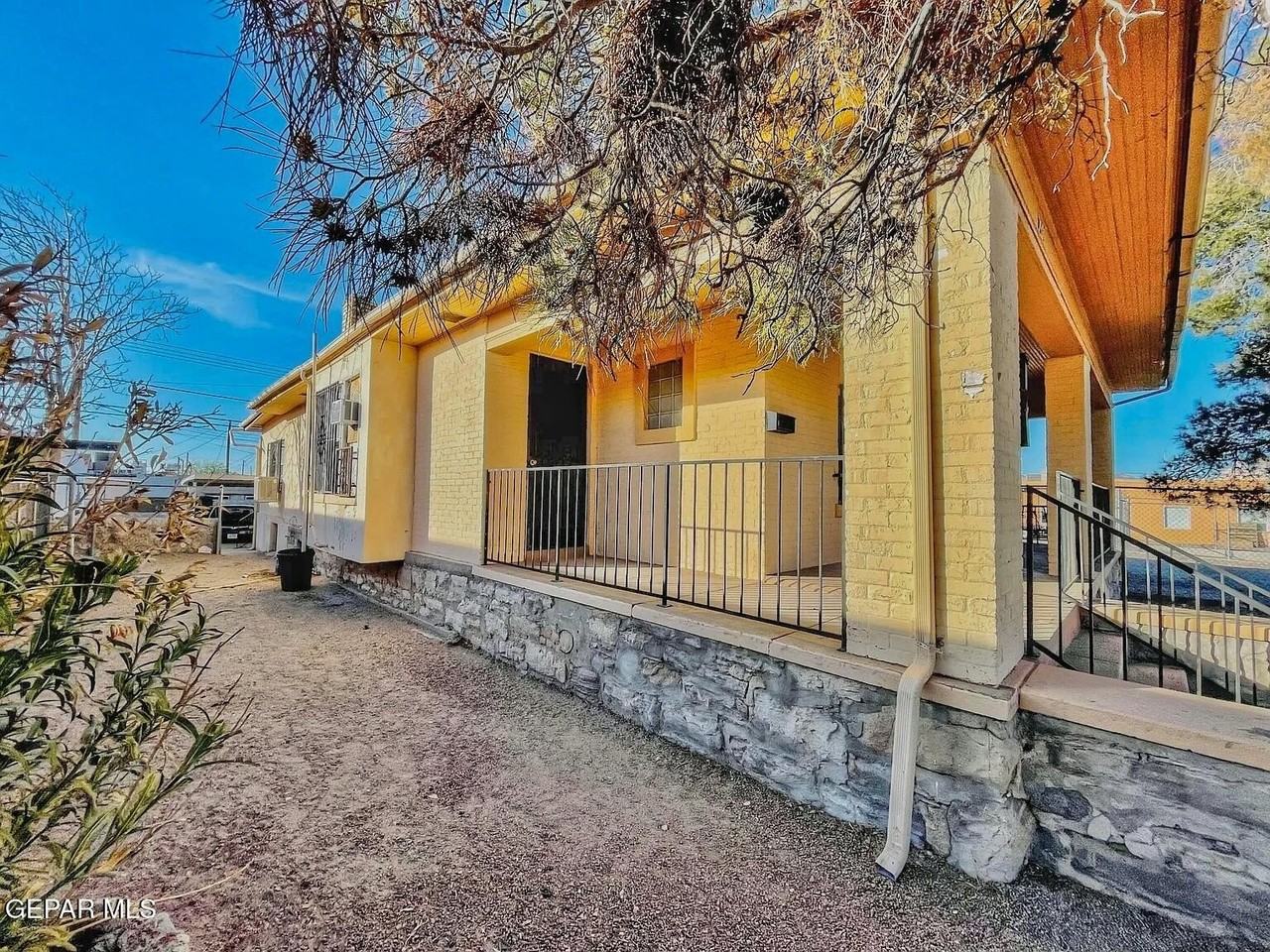 2526 E Yandell Dr Apt 3 #3 - Photo 3 of 17