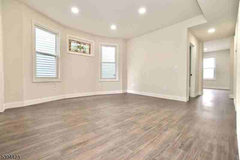 282-284 Woodside Ave 1st Fl #1 - Photo 6 of 18
