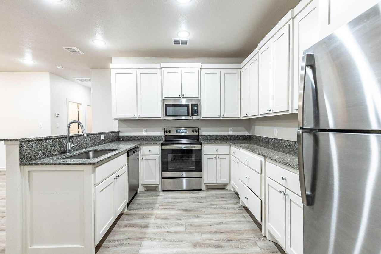 5502 Kemper St - Photo 6 of 17