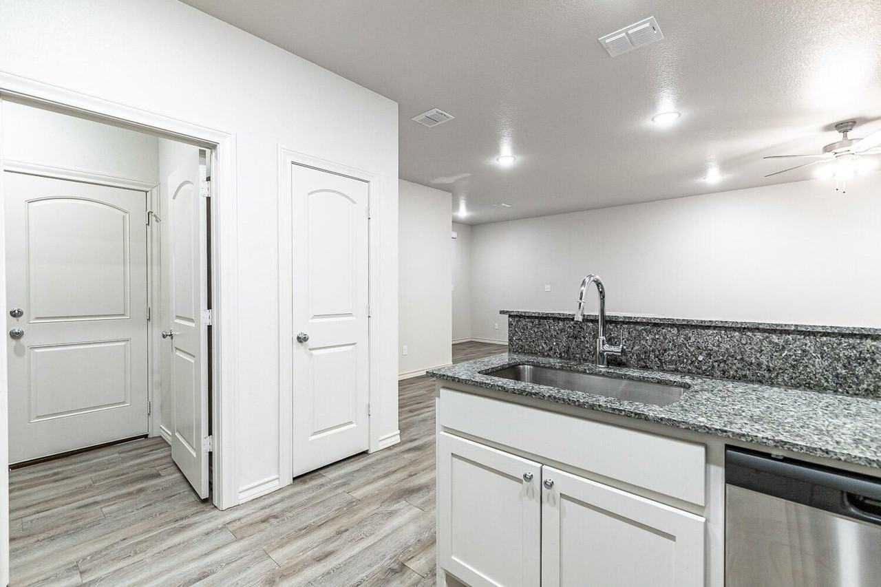 5502 Kemper St - Photo 7 of 17