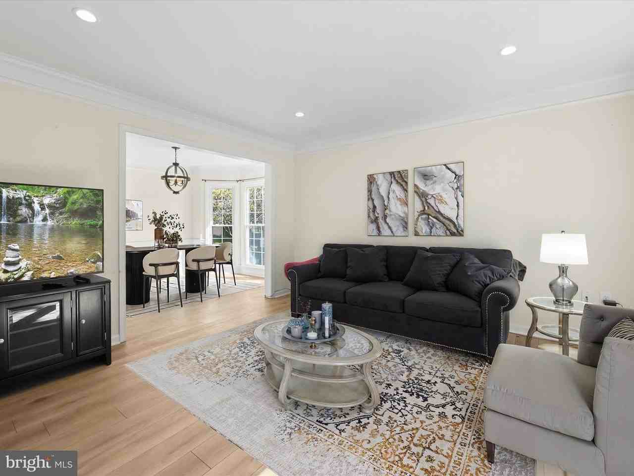 8806 Admiral Dr - Photo 5 of 50