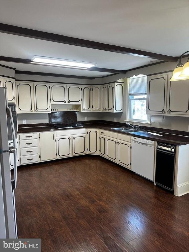 659 N Main St - Photo 3 of 22