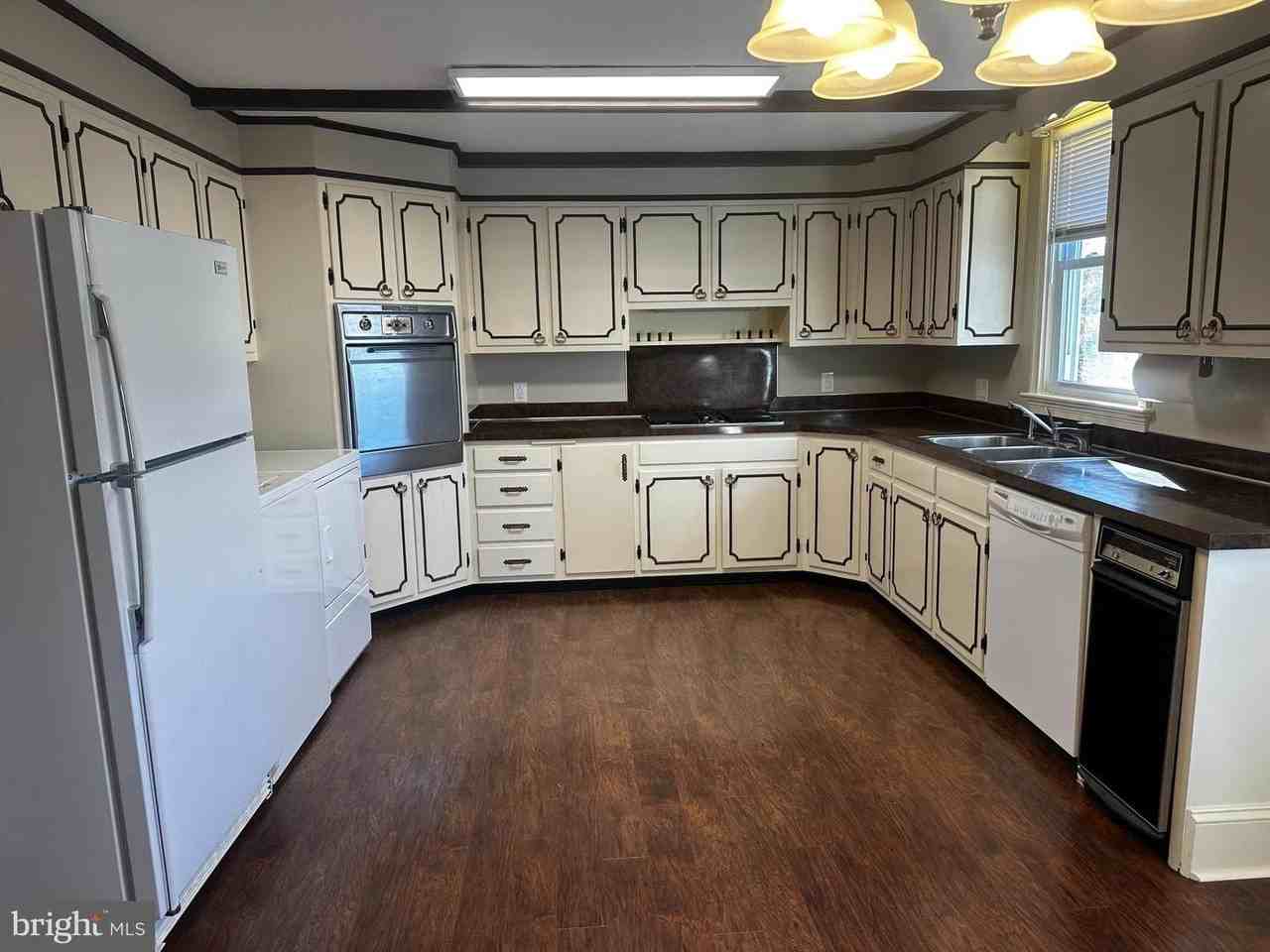 659 N Main St - Photo 4 of 22