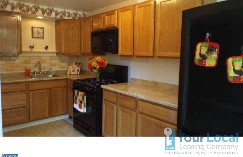 1117 Hollywood Avenue - Photo 2 of 11