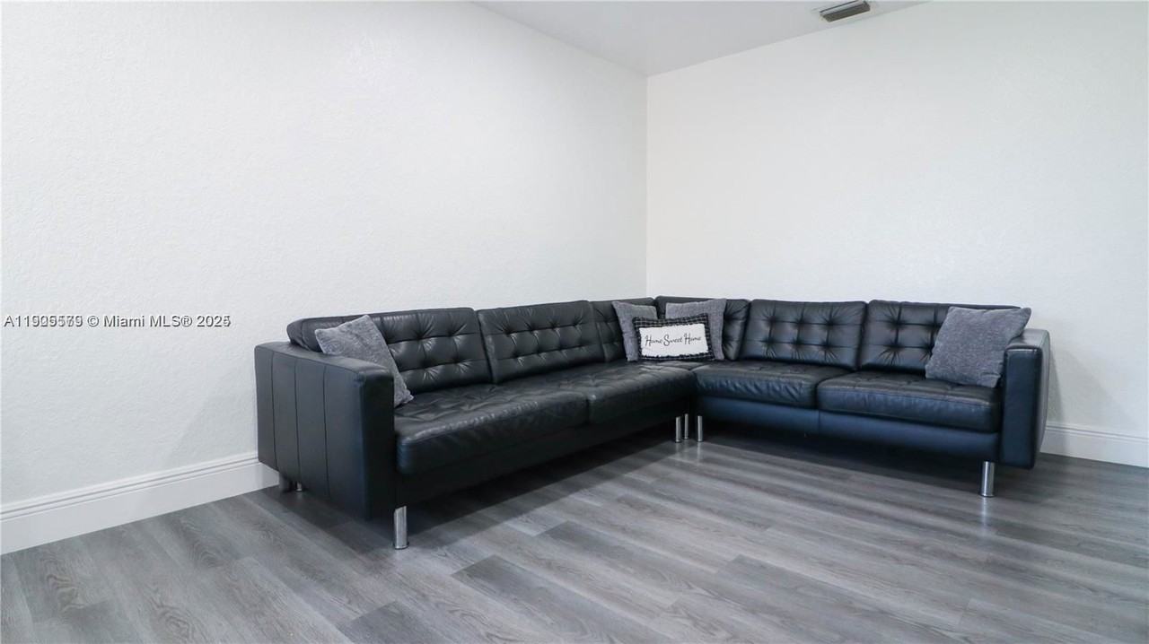 15330 Sw 134th Pl - Photo 3 of 8