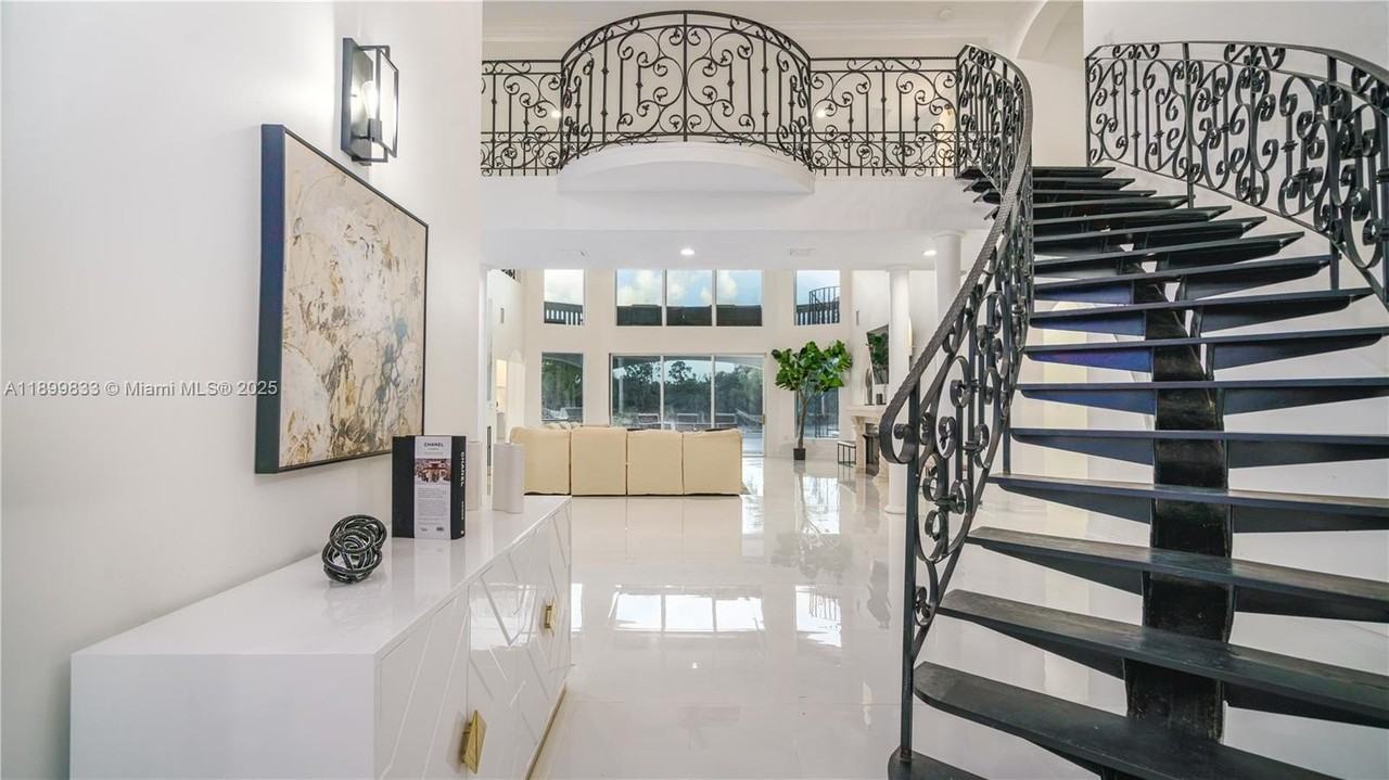 6152 Sw Banks St - Photo 3 of 50