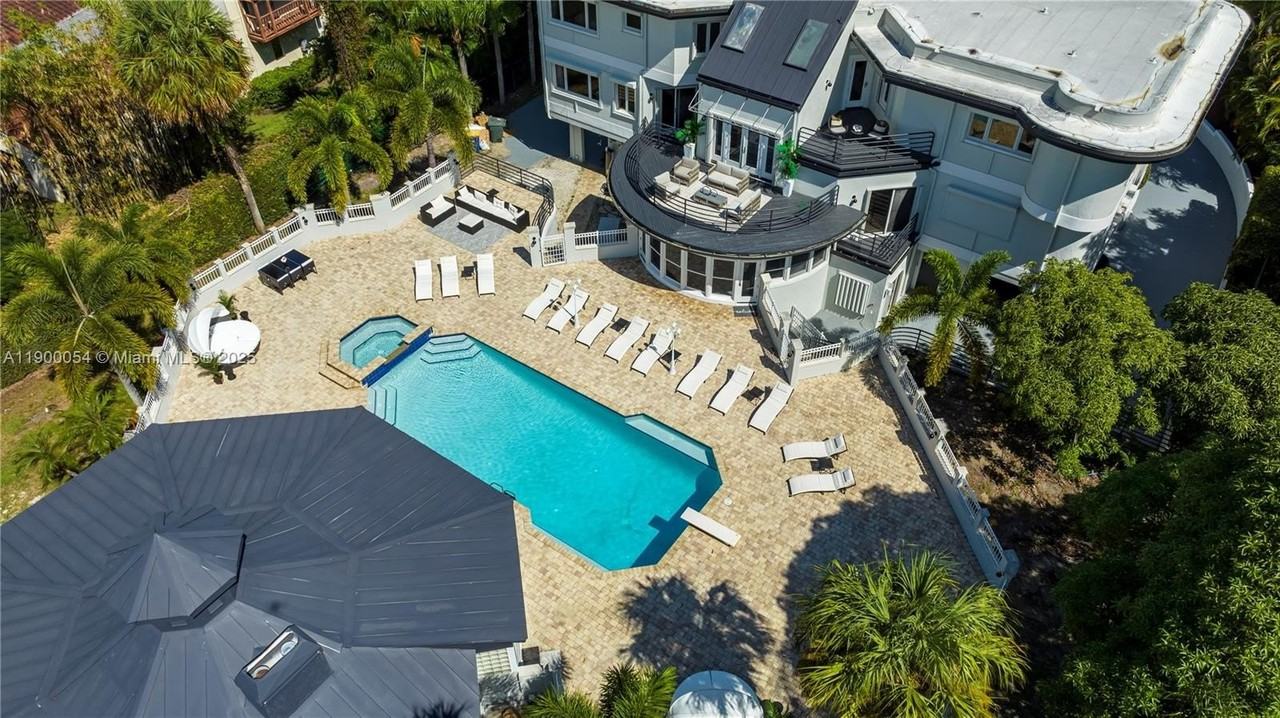 2827 S Indian River Dr - Photo 3 of 50