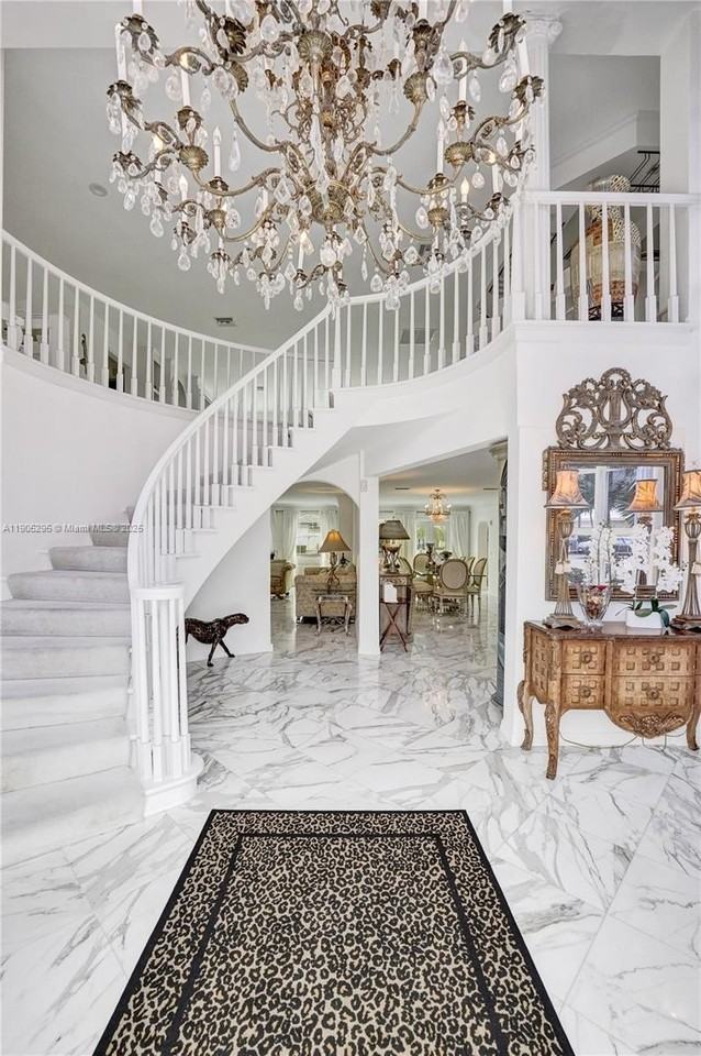 2889 Ne 35th St - Photo 2 of 50