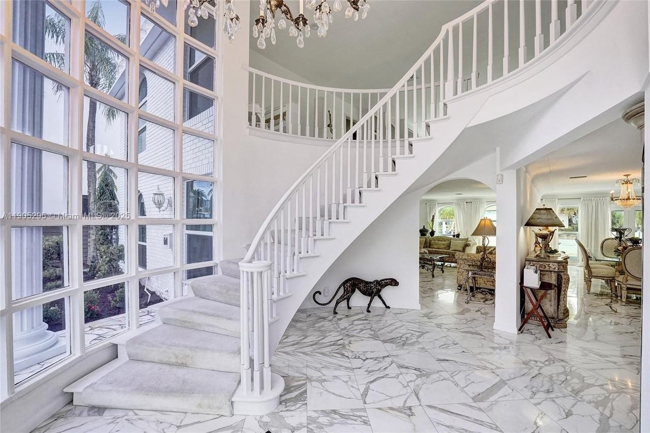 2889 Ne 35th St - Photo 4 of 50