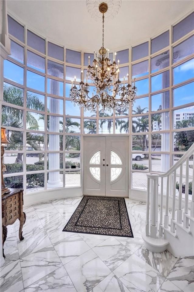 2889 Ne 35th St - Photo 5 of 50