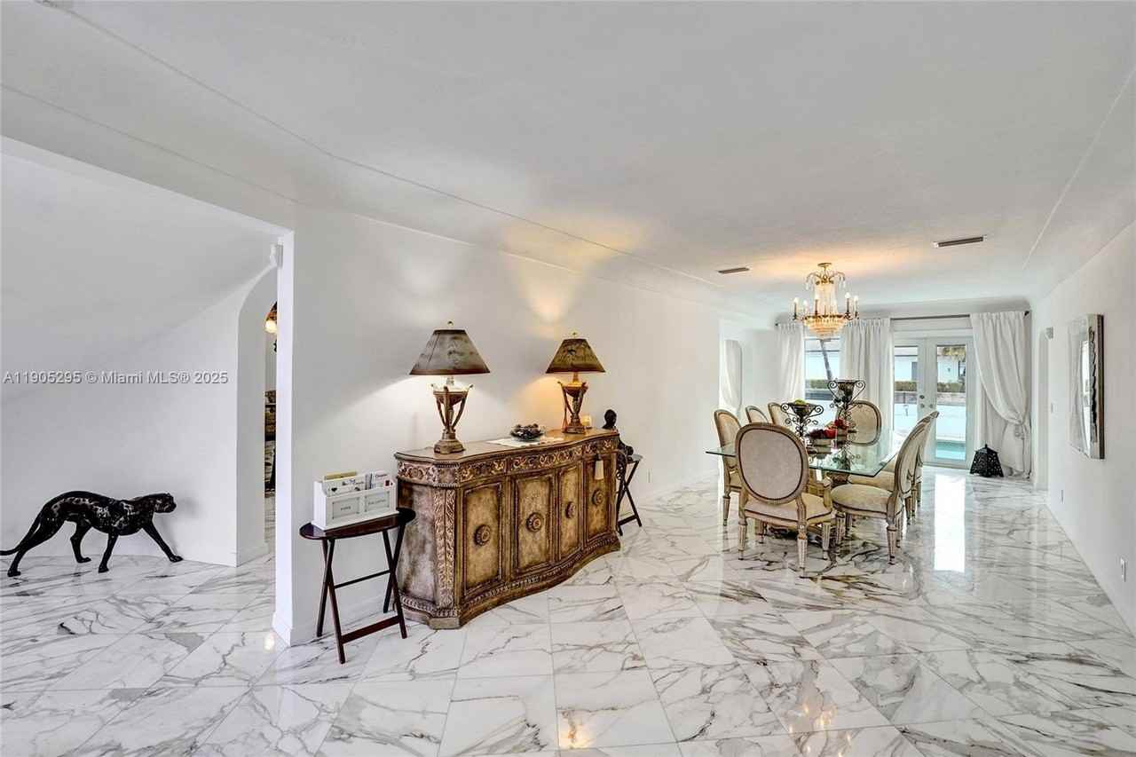 2889 Ne 35th St - Photo 6 of 50