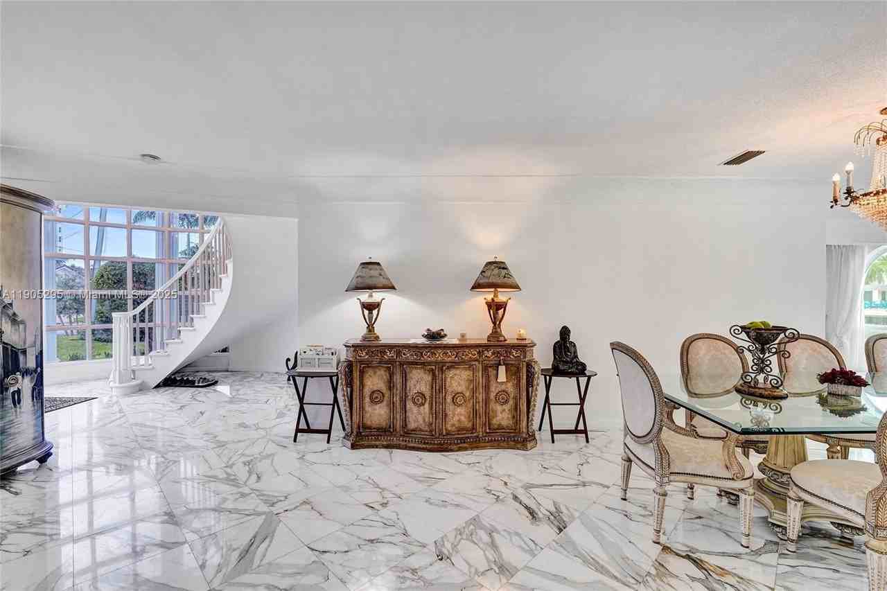 2889 Ne 35th St - Photo 7 of 50