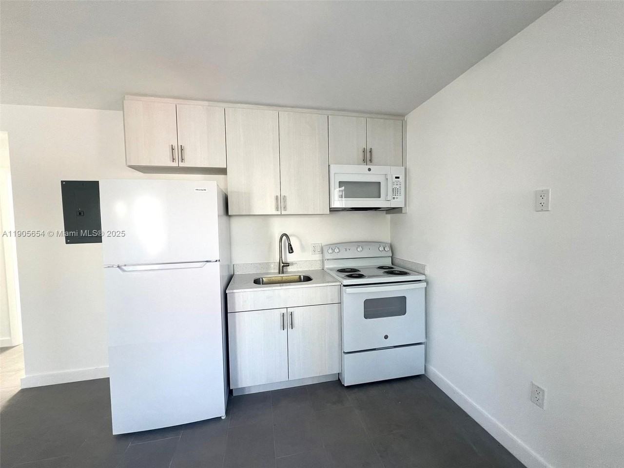 1541 Nw 1st Pl #4 - Photo 2 of 6