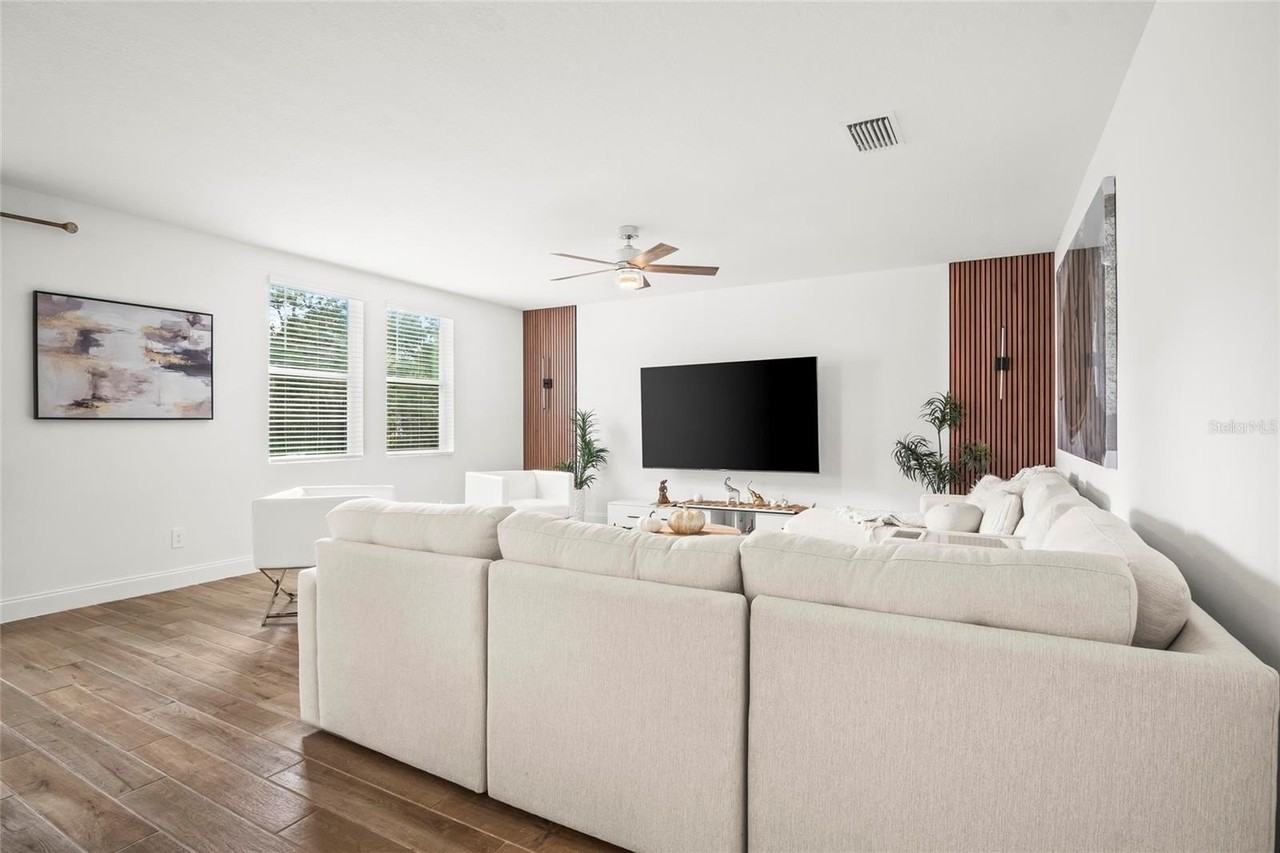 2943 Sunstar Dr - Photo 5 of 46