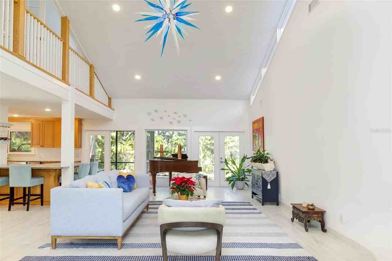 935 42nd Ave N - Photo 4 of 39