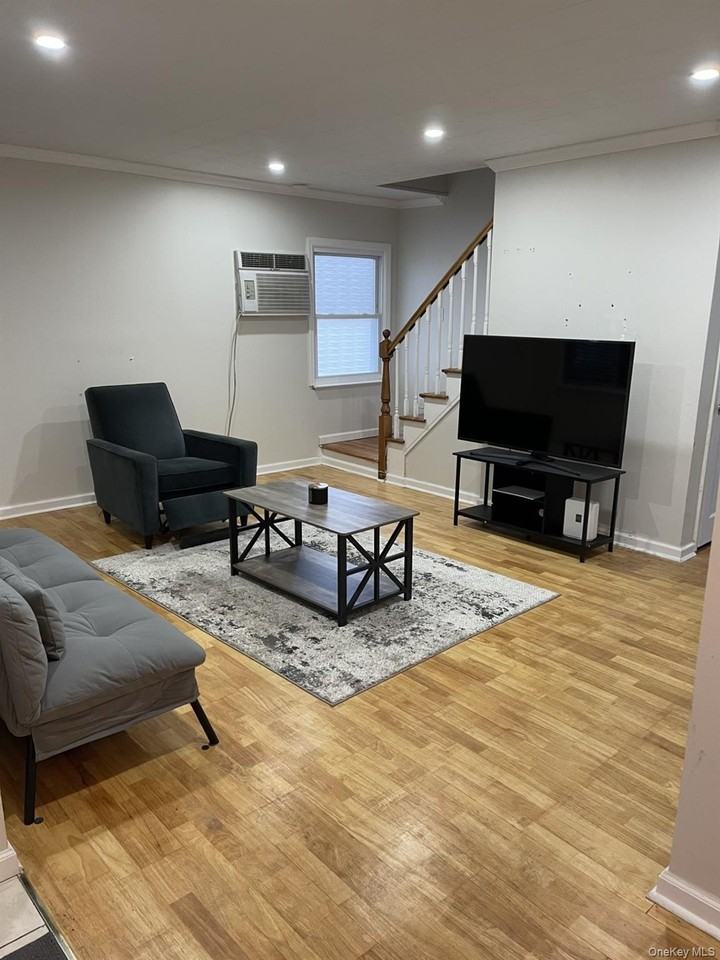 278 Devonshire Dr - Photo 2 of 11