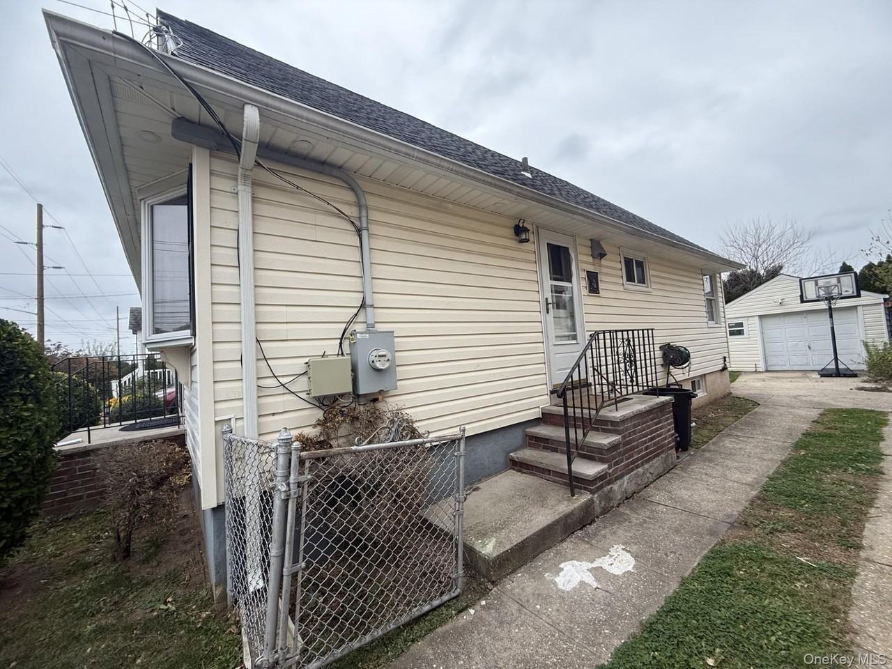 573 Lakeville Rd - Photo 3 of 17