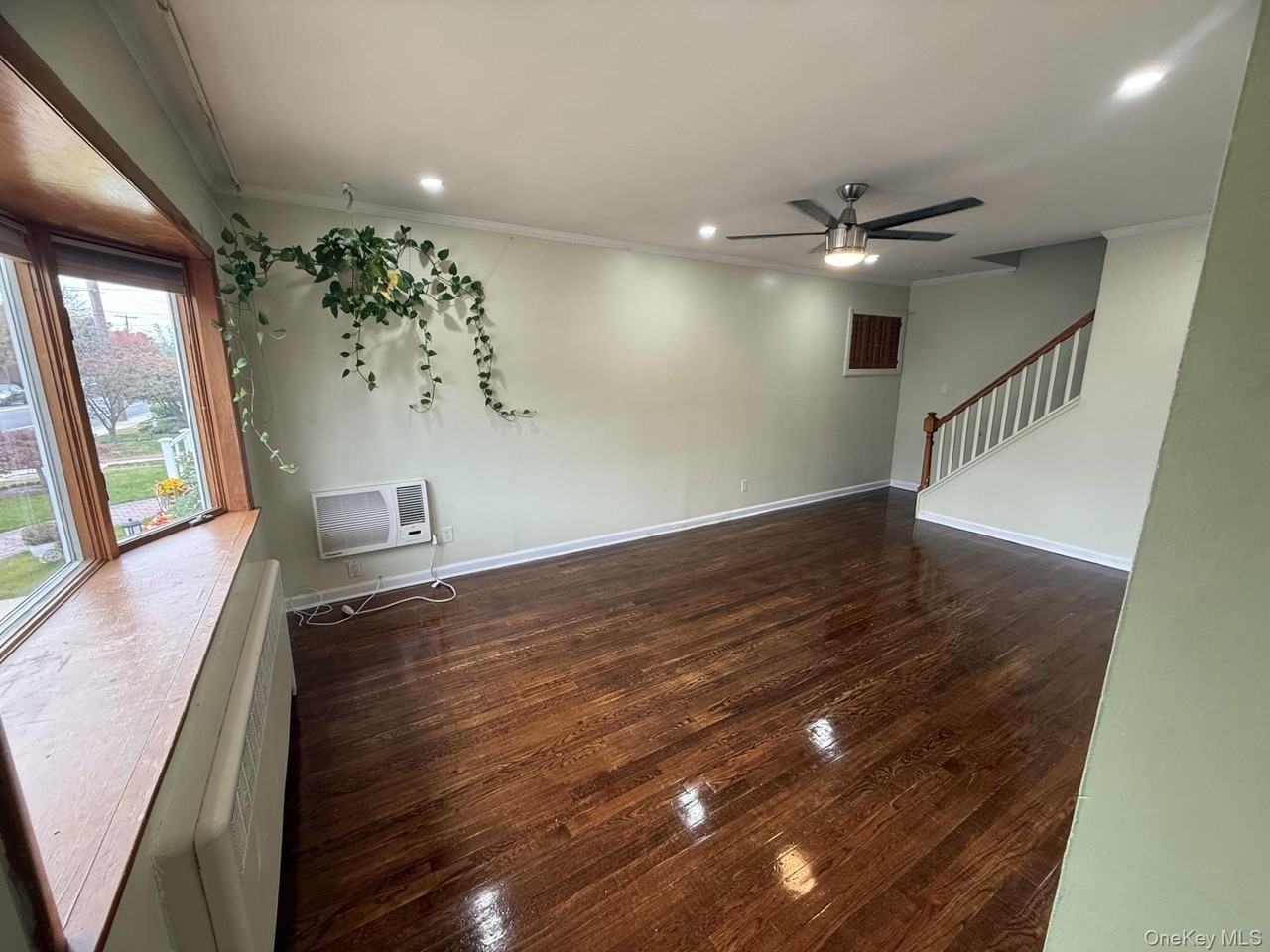 573 Lakeville Rd - Photo 4 of 17