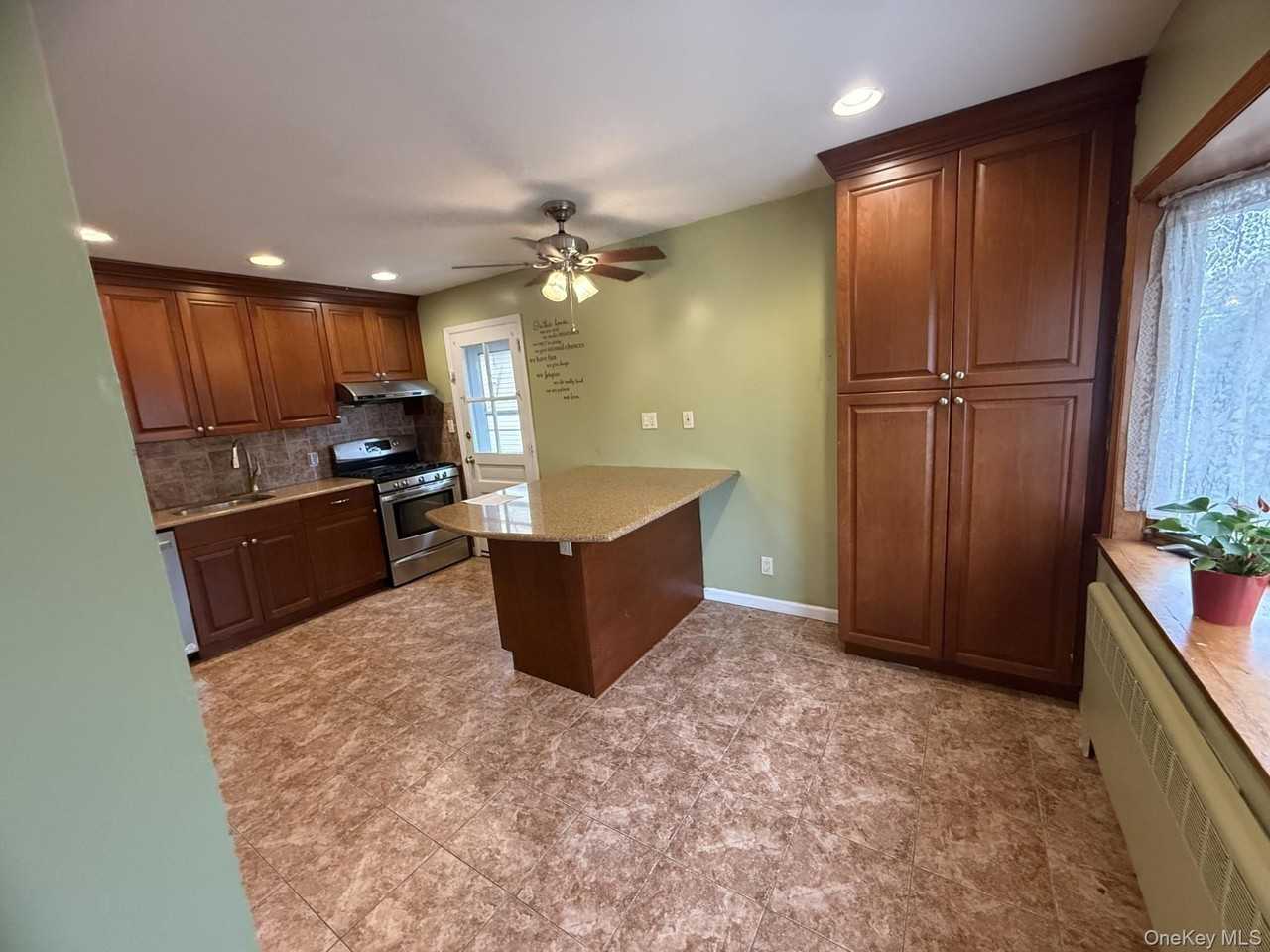 573 Lakeville Rd - Photo 6 of 17