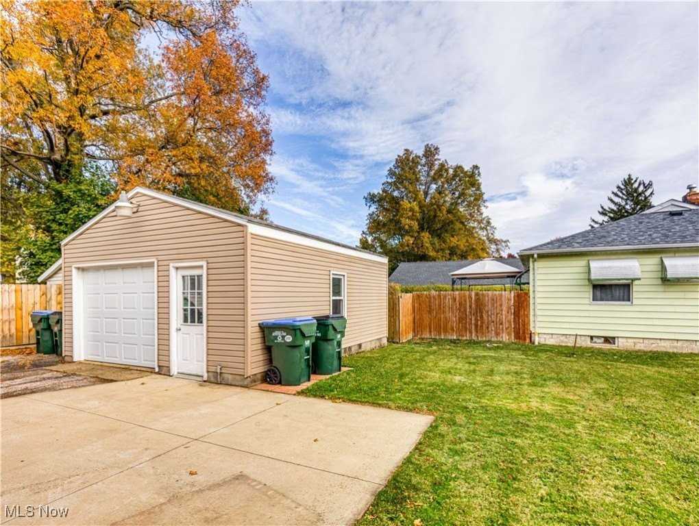 2703 Oakwood Drive - Photo 4 of 23