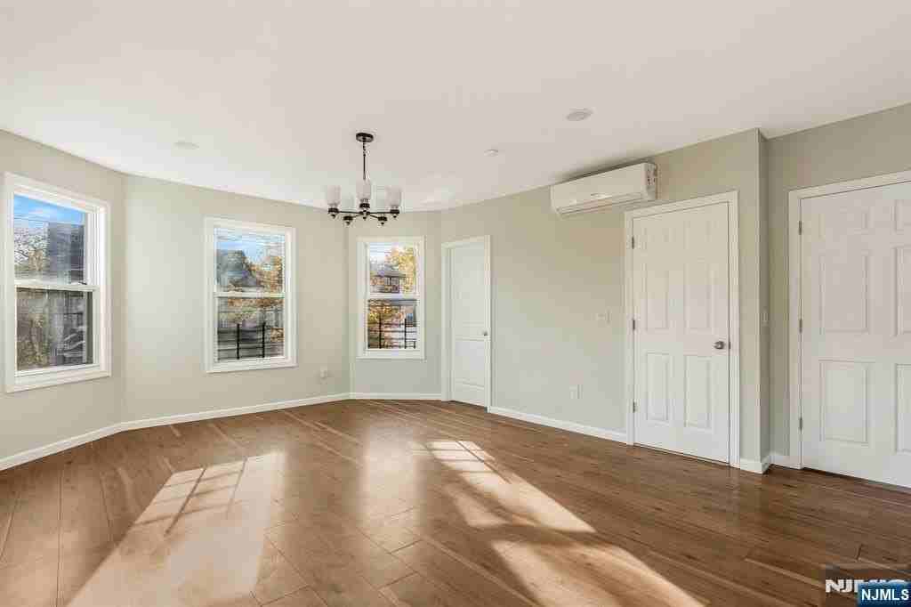 87 Isabella Ave - Photo 5 of 28