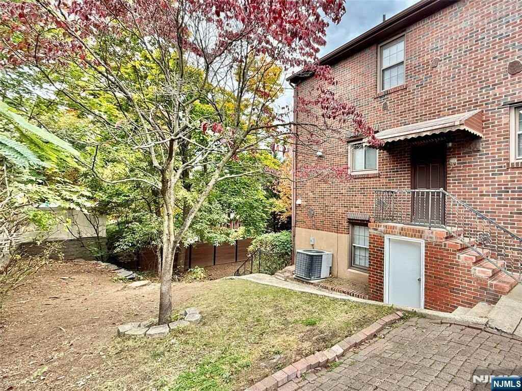 455 Hillside Ave - Photo 2 of 9