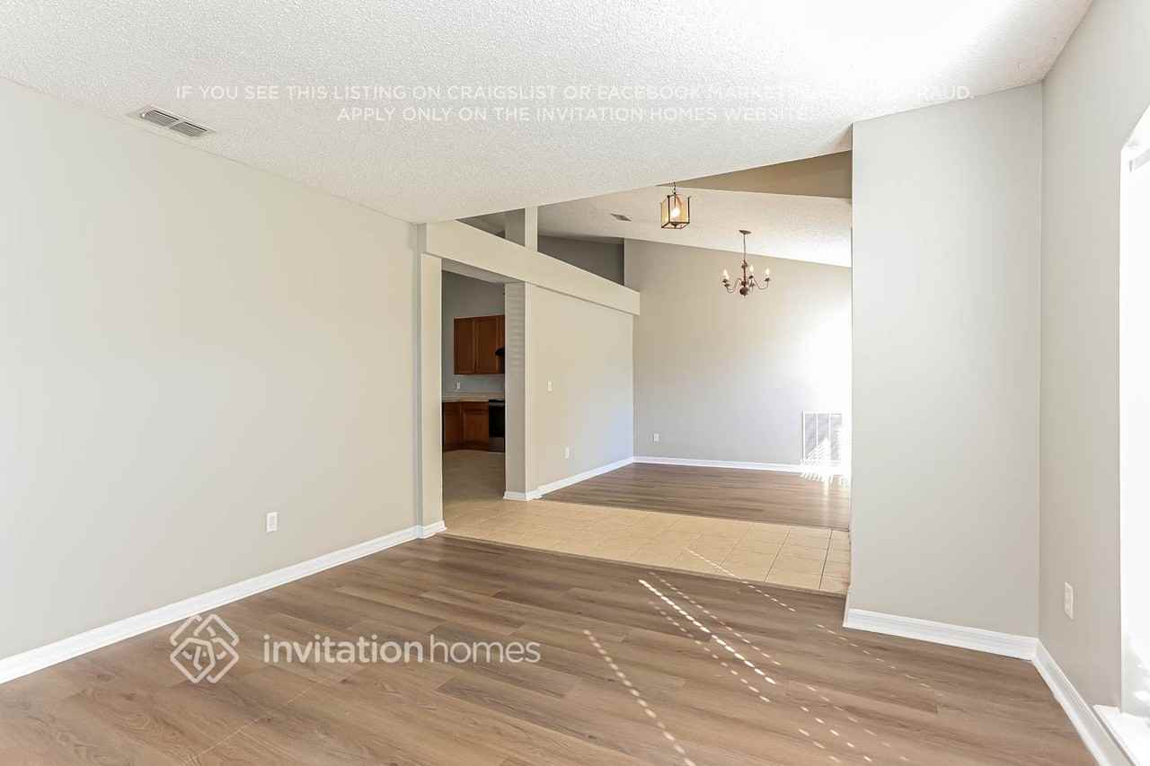 10351 Lancashire Dr S - Photo 4 of 18