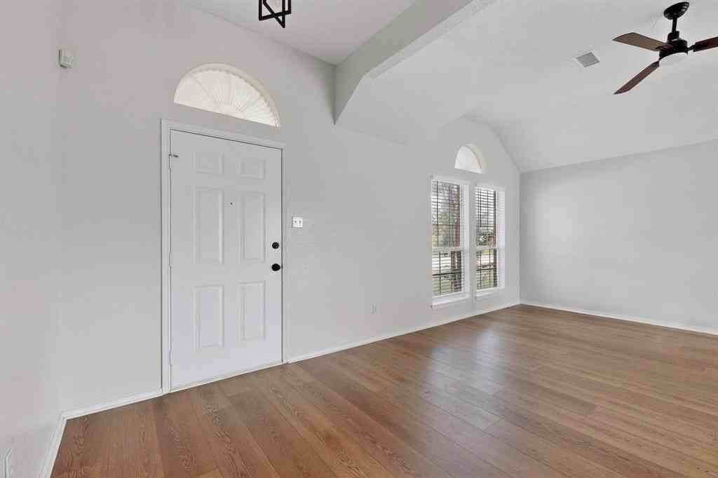 2864 Hampshire Ln - Photo 3 of 40