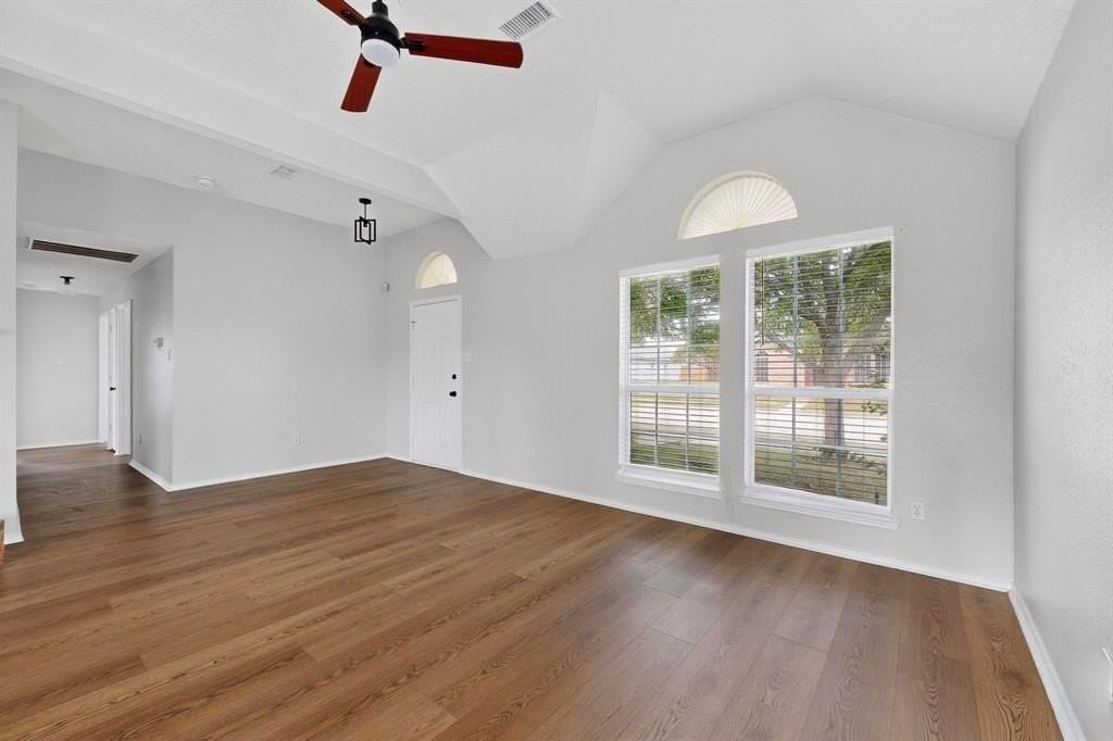 2864 Hampshire Ln - Photo 4 of 40