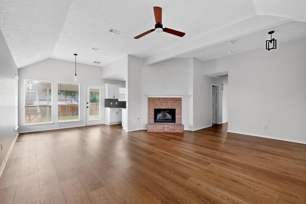 2864 Hampshire Ln - Photo 5 of 40