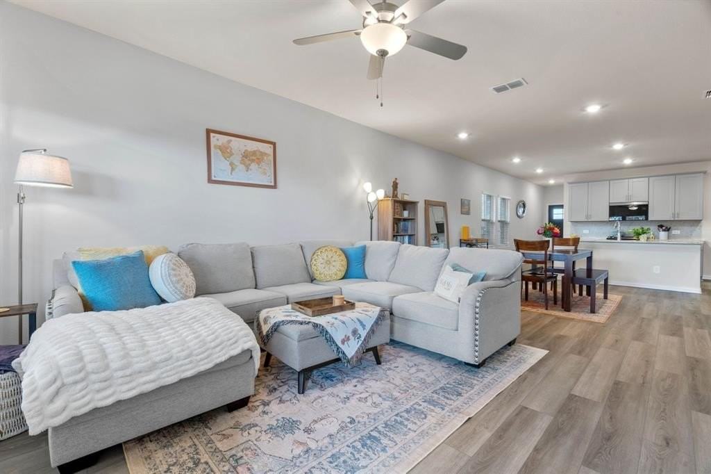 207 Greenbriar Drive - Photo 4 of 28