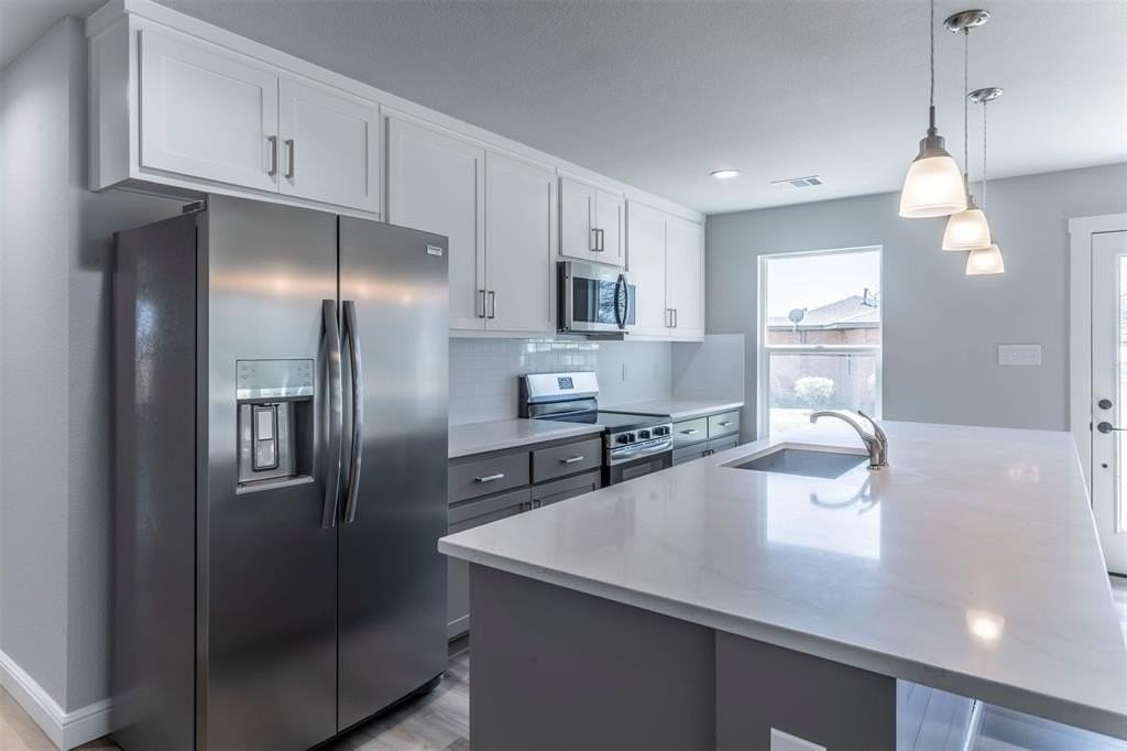 220 Patrick St - Photo 4 of 12