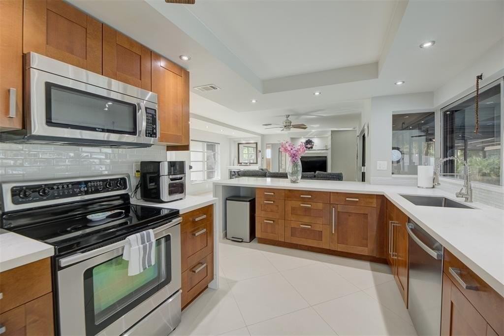 1951 Nw 33rd St - Photo 2 of 12