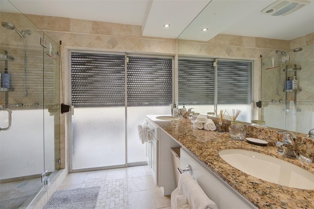 1951 Nw 33rd St - Photo 6 of 12